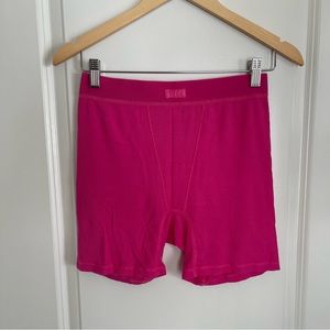 SKIMS SOFT LOUNGE BOXER - hot pink
